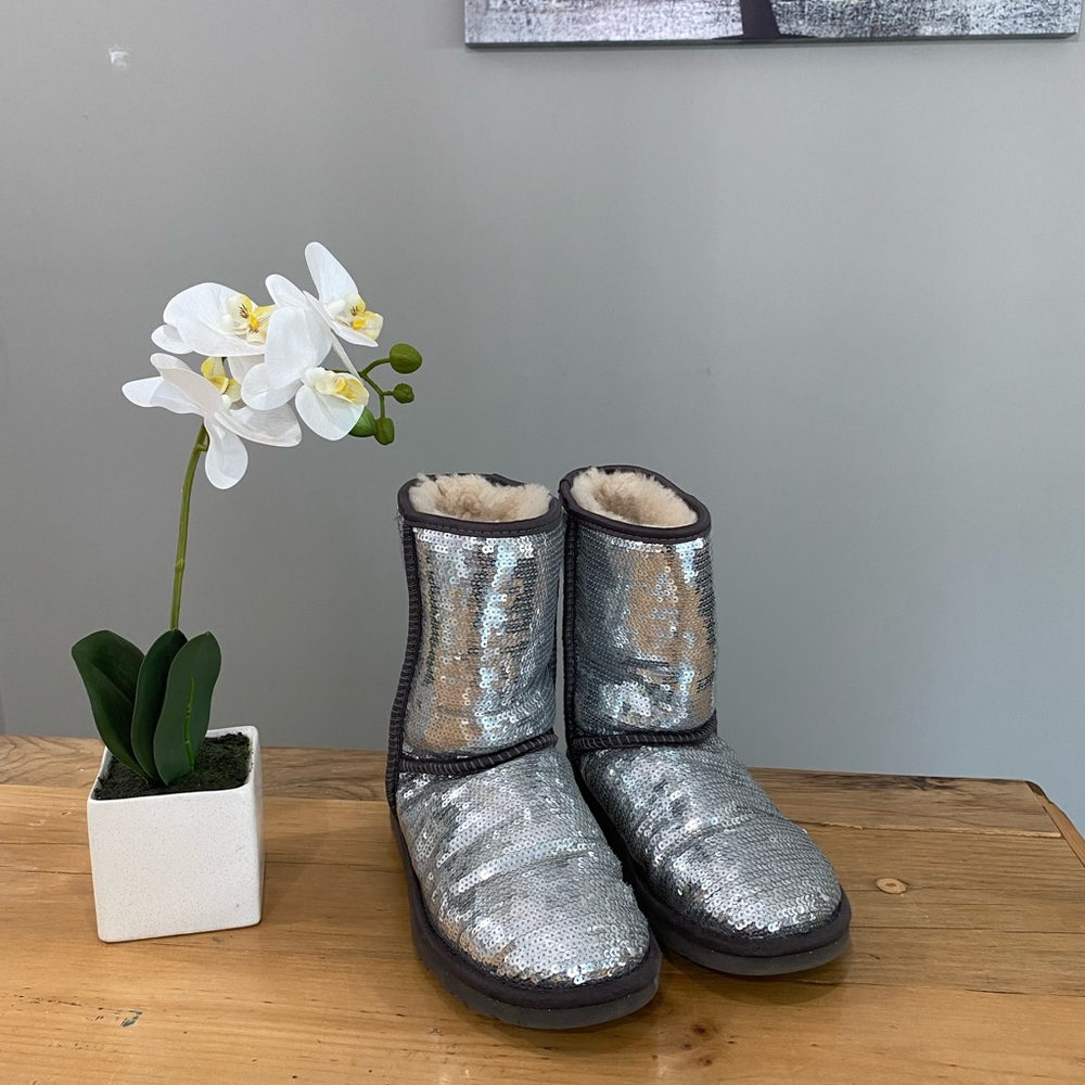 Authentic UGG size 6 , sequin silver , beautiful !
